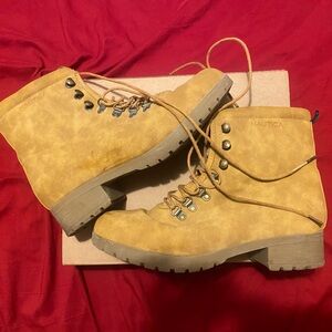 Nautica Tan Lace Up Boots